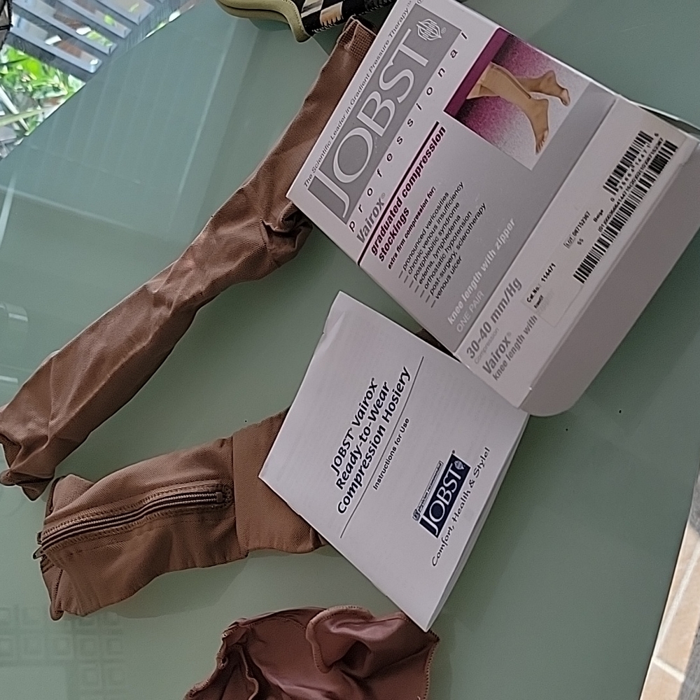 Jobst.. Graduated compression stocking. Knee small - Picture 8 of 8